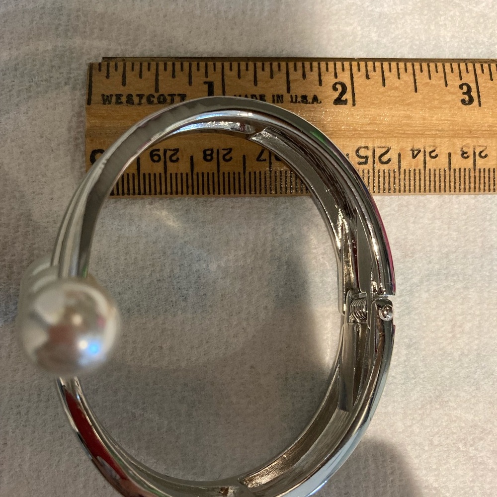 Bracelet. Silver Tone with Pearls. STATEMENT ONE. - Picture 9 of 9